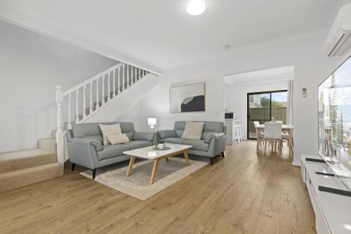 Glenelg South Casa | Beachside 3-Bed Retreat with BBQ & Garage