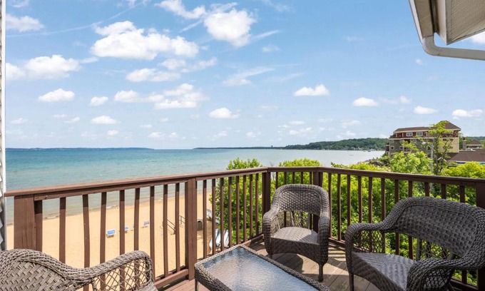 Traverse City Apartamento | Beachside 329 Waterfront Condo