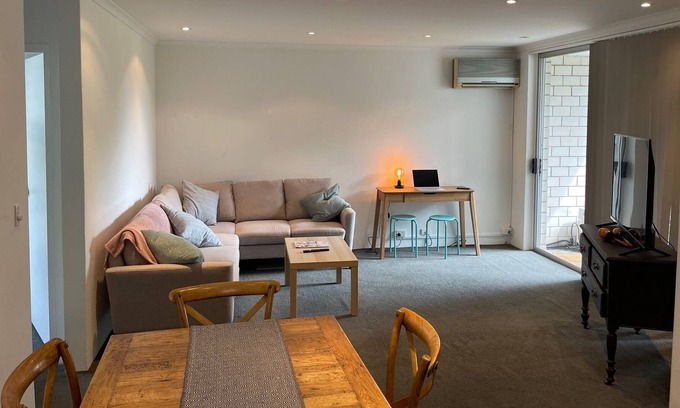Dee Why Apartamento | Beachside apartment, footsteps to the iconic Dee-Why beach.