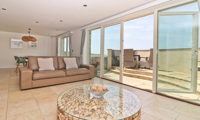 Constantine Bay Apartamento | Beachside apartment with a private patio garden and beautiful sea views