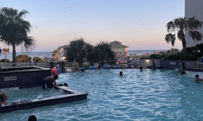 Galveston Complejo | Beachside Beautiful Resort condo sleeps 8