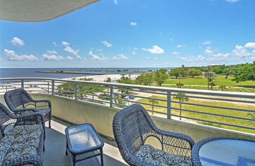 Biloxi Apartamento | Beachside Biloxi Club Condo Balcony with Ocean View
