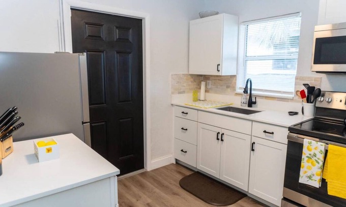 Pompano Beach Casa | Beachside Bliss Cozy 2 BD Retreat Pompano Beach