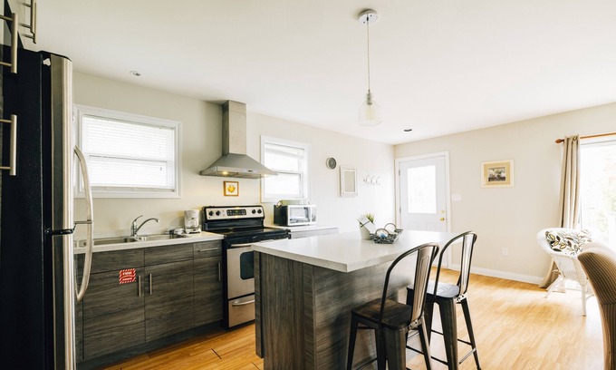 Summerside Cabina | Beachside Bliss:Renovated Cottage near Amusement Parks | WiFi, BBQ, Patio