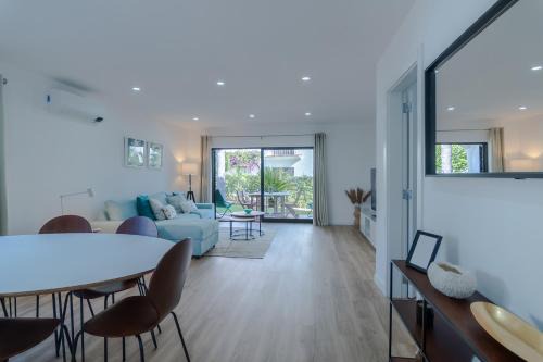 Albufeira Apartamento | Beachside Bliss T2 with Pool & Beach Access by Drago Rentals