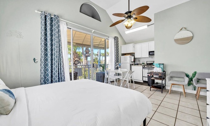 Crystal Beach Cabaña | Beachside Bungalow ~ Location! Crystal Beach, Destin ~ Steps to Beach & Pool