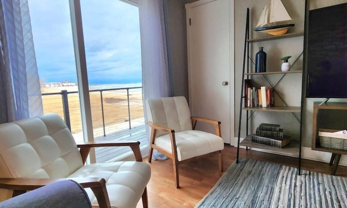 Sheboygan Condominio | Beachside Condo w/ Stunning Lake Views