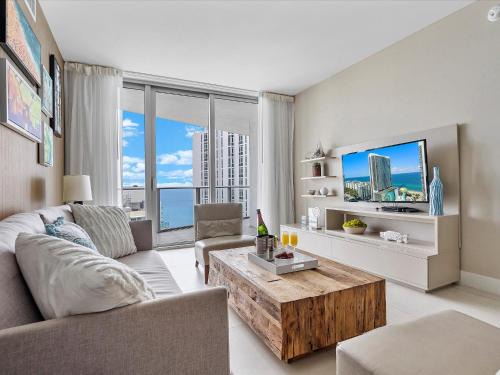 Hollywood South Central Beach Apartamento | Beachside Contemporary Residence in Lyfe