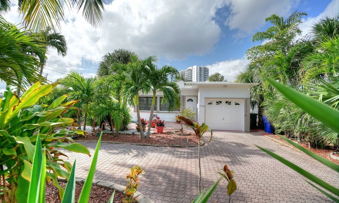 Lauderdale Beach Casa | Beachside Cottage, direct Ocean Access