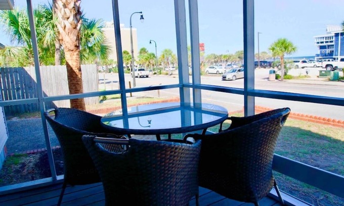 Downtown Myrtle Beach Casa | Beachside Cottage w/ Ocean Views-Trailers Welcome