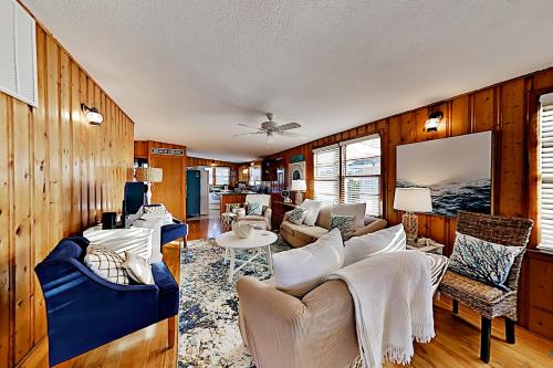 Long Beach Casa | Beachside Cottage