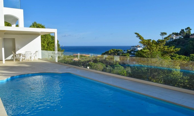 Pals Chalet De Esquí | Junto a la playa villa, vistas al mar, piscina, banda ancha y A / C