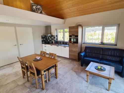 Baarland Casa | Beachside Getaway with Garden & barbecue