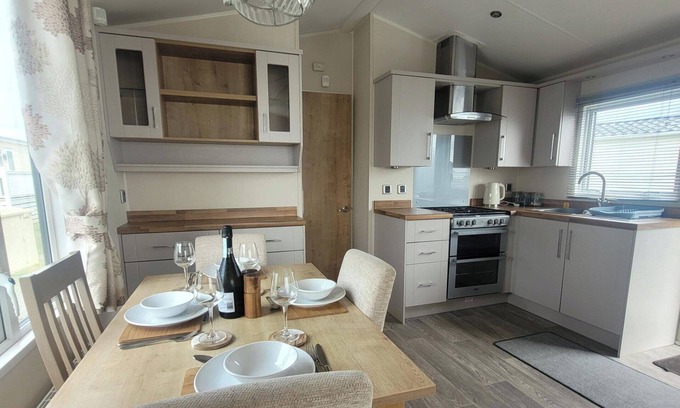 Morecambe Cabina | Beachside Holiday Retreat - Sleeps 6 & Parking