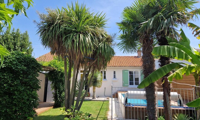 Quartier du Casino Casa | Casa renovada con piscina, jardín y terraza, cerca de la playa y del mercado. Ideal para 4 personas.