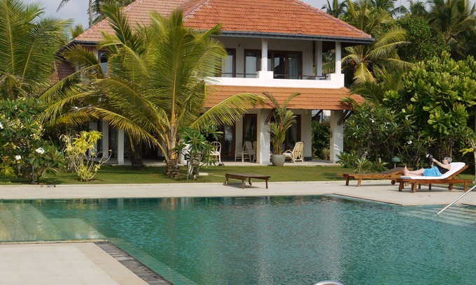 Wadduwa Casa | Villa de playa con piscina compartida de 16 m, y cancha de tenis cerca de la playa Wadduwa