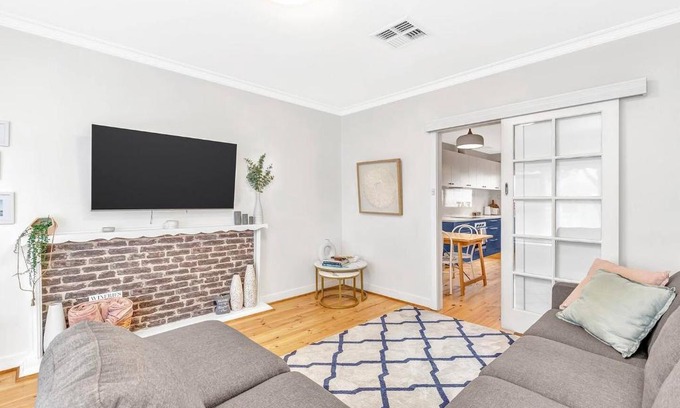 Glenelg East Casa | Beachtown Breeze - A Coastal Gem in Glenelg East