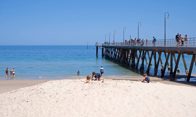 Glenelg East Casa | Beachtown Breeze A Coastal Gem in Glenelg East