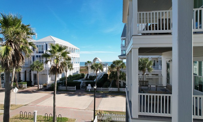 Galveston Casa | Beachtown Galveston - 5 Bed, 4.5 Bath - Located between Beach and Pool
