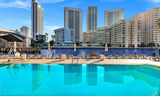 Hallandale Beach Hotel | Beachwalk Resort
