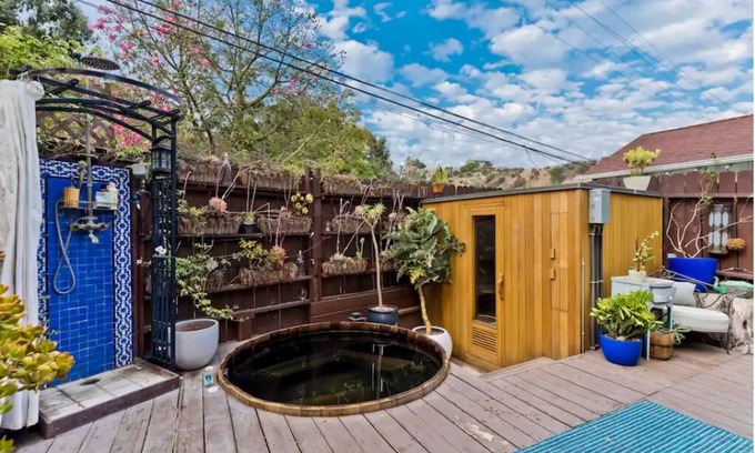 Beachwood Canyon Cabina | Beachwood Cabin Spa with Sauna and Hot Tub