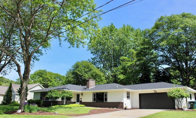 Beachwood-Bluffton Casa | Beachwood Family Home - Muskegon - walk 2 Lake MI beach + local playground park