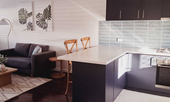 Rockingham Apartamento | New to VRBO: Beachy Apartment Near Penguin Island & Safety Bay