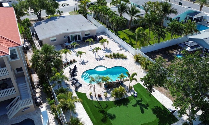 Indian Rocks Beach Casa | Beachy Bay Blvd Home sleeps up to eight guests in IRB 2 blocks from Gulf of Mexico