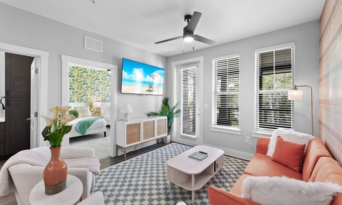 Deerwood Apartamento | Beachy Bliss: Elegant 2BR/2BA with Pool & Gym