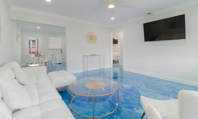 Poiciana Park II Casa | Beachy Blues Apt A, Downtown, Shops, Cafes & Beach, Dog friendly