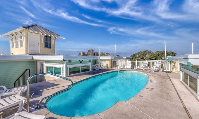 Tybee Island Condominio | Condominio playero con piscina en la azotea compartida y balcón amueblado, ¡a pasos del océano!