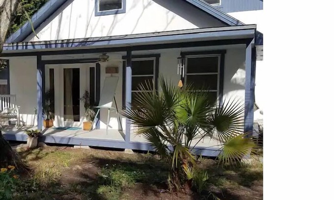 Englewood Cabaña | Beachy Cottage Secluded in a Serene Tropical Paradise