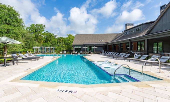 Deerwood Apartamento | Beachy Getaway: 3BR/3BA Posh Units w./ Pool & Gym
