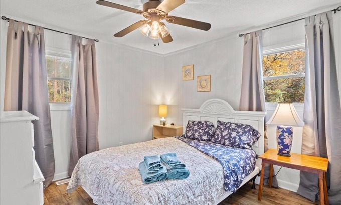 Wake County Apartamento | Beachy Getaway - Cozy and Secluded Lodge Home