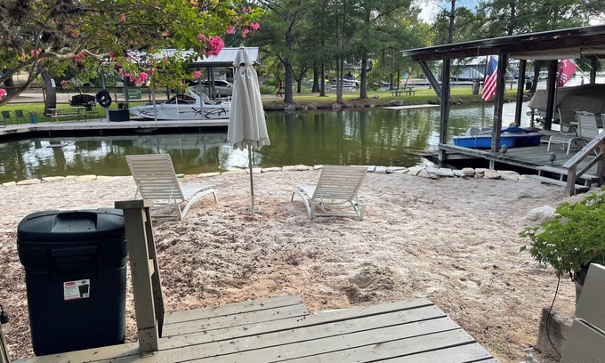 Granite Shoals Cabaña | Beachy-Keen Cottage on Lake LBJ; Canoe, Kayaks, Slip, Pets welcome!