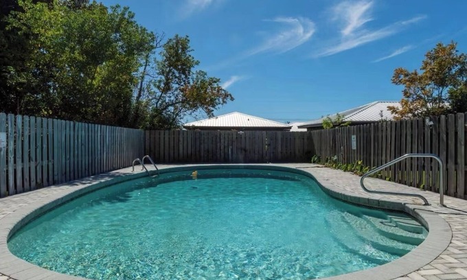 Highland City Apartamento | Beachy Poolside Palm nestled between PCB, Mexico Beach and downtown PC.