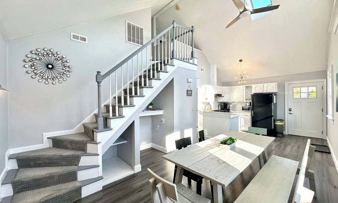 Newport East Apartamento | Beachy Second Floor Apartment Near Newport