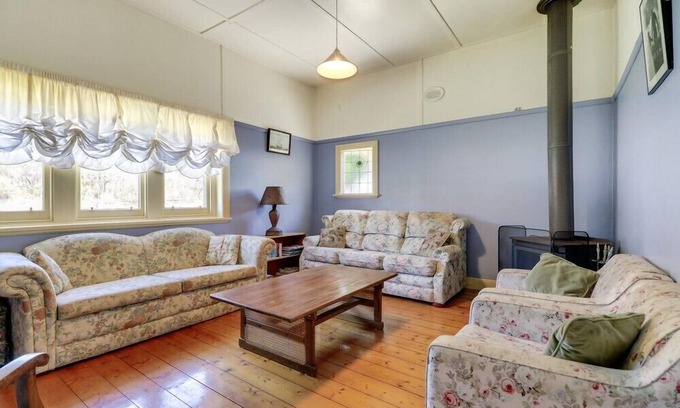 Lake Tyers Beach Casa | Beacon Cottage: una casa bien presentada de dos dormitorios con un acogedor refugio de bungalows