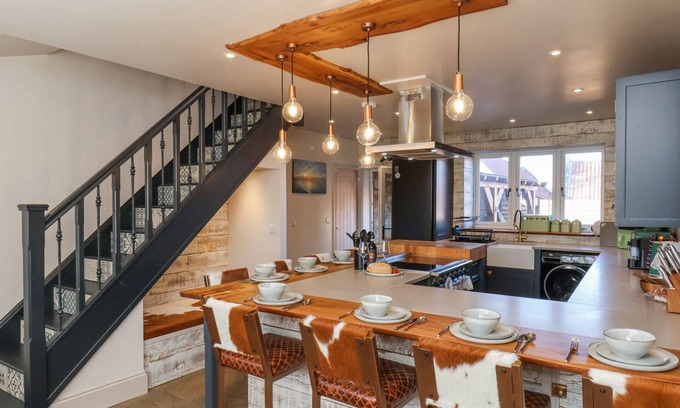 Briggswath Cabaña | BEACON HOUSE, pet friendly, with hot tub in Sneaton