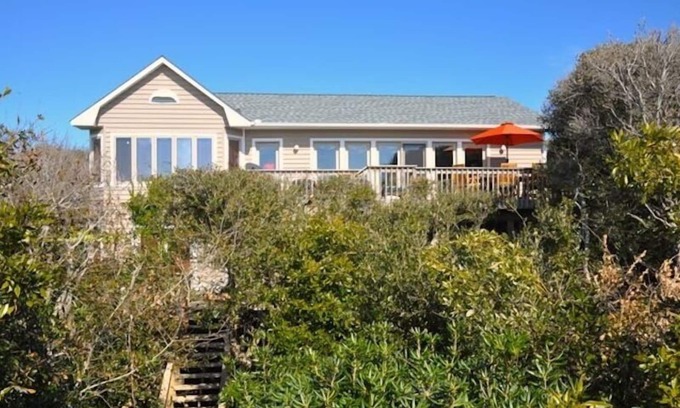 Pine Knoll Shores Casa | Beacon's Reach Oceanfront 4BD / 4. 5BA w / ascensor. Bañera de hidromasaje, piscinas y canchas de tenis