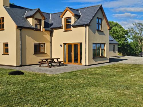 Skibbereen Casa | Beacon View House 4-Beds Sleeps 8 Parking