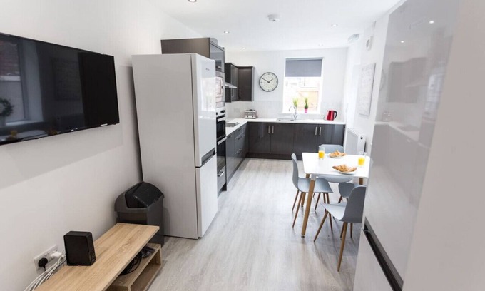 Warrington Casa | Beamont House - Four bedroom all en-suite house