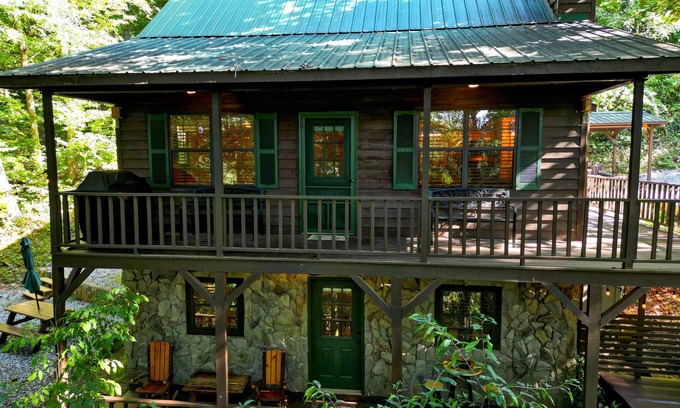 Young Harris Casa | Bear Bottoms with Fireplace & Hot Tub