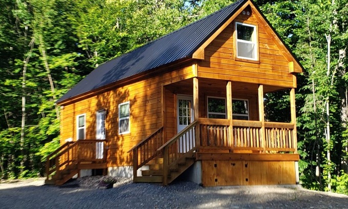 East Corinth Cabina | Bear Cabin: Charming 2-bedroom cabin with WiFi, AC in marvelous Sebec