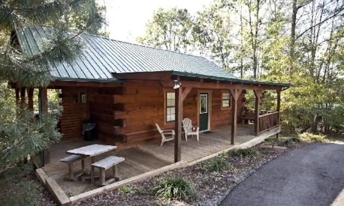 Tellico Plains Cabina | Bear cabin. This modern log cabin with HOT TUB is a large studio with a spectacular king size bed!