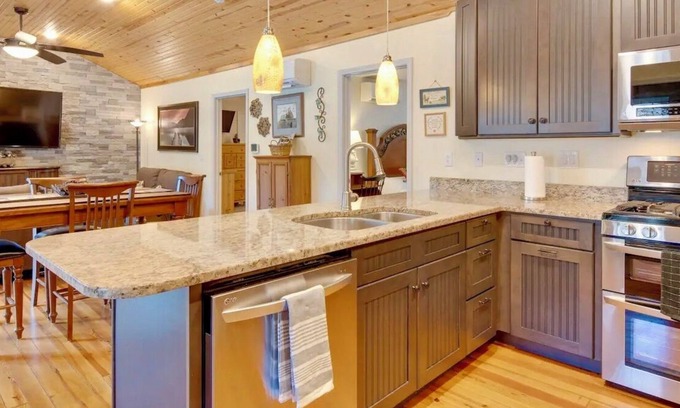 Lake Lure Cabina | Bear Creek Retreat ~Lake Lure~ Book Now: Fall Leaves, Apples & Crisp Air!