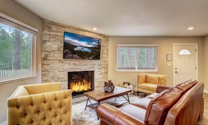 North Upper Truckee Casa | Bear Cub Cabin - Pets + Hot tub + Arcade Game