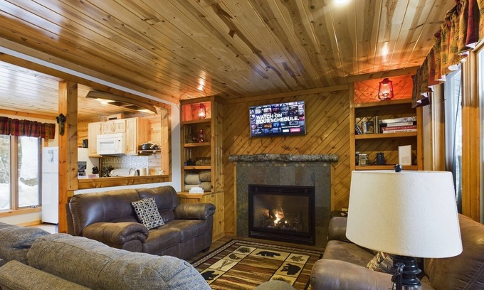 Shingleton Cabina | Bear Den-Secluded 2 Bedroom Cabin Located in the Hiawatha National Forest.