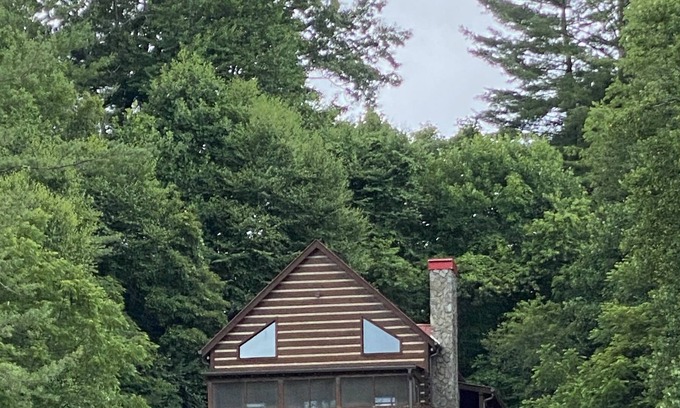 Grassy Creek Cabina | Bear Haven 3 Story Log Cabin with Pond View