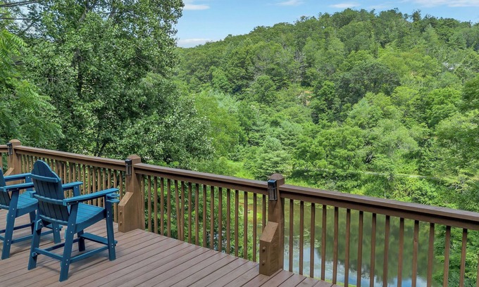 Grassy Creek Cabina | Bear Haven w/ Fire pit + Community Pond Access + Pool Table + Dog Friendly + MORE